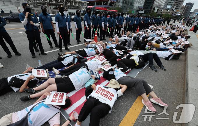 [사진] 미국대사관 앞에서 다잉 퍼포먼스
