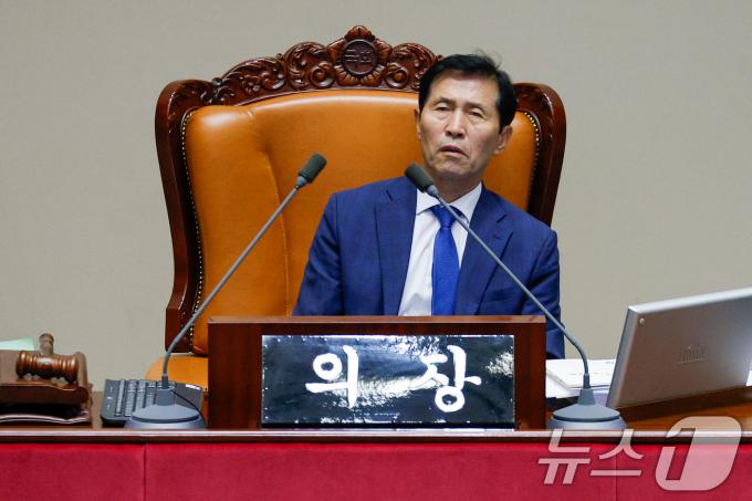 [사진] 피곤한 이학영 부의장