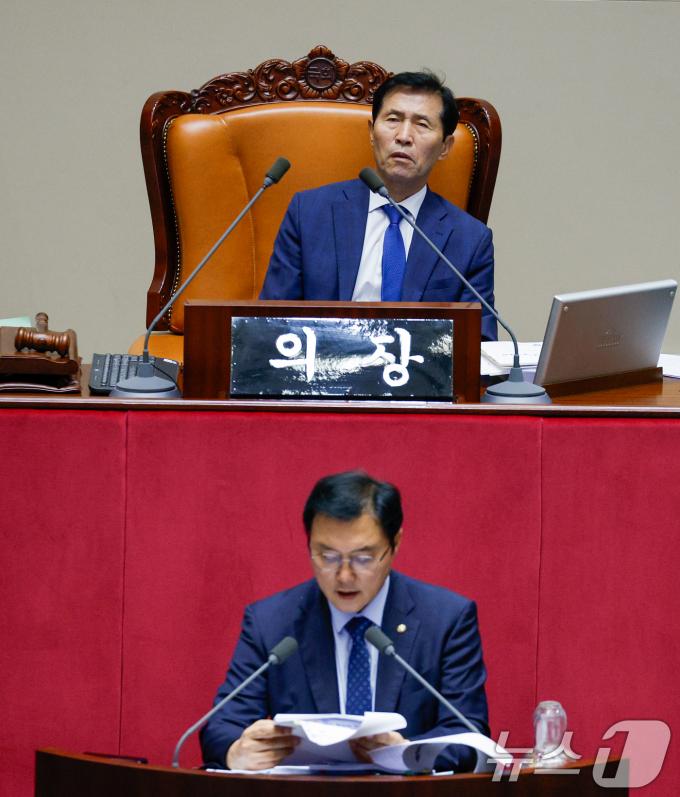 [사진] 피곤한 이학영 부의장