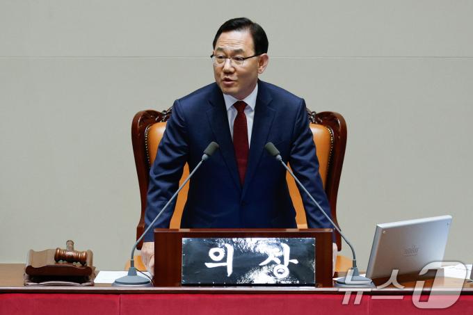주호영 국회부의장이 2일 오후 서울 여의도 국회에서 열린 제415회국회(임시회) 4차 본회의에서 정치·외교·통일·안보 분야 대정부질문 중 의원들을 향해 손뼉 자제를 요구하고 있다. 2024.7.2/뉴스1 ⓒ News1 안은나 기자