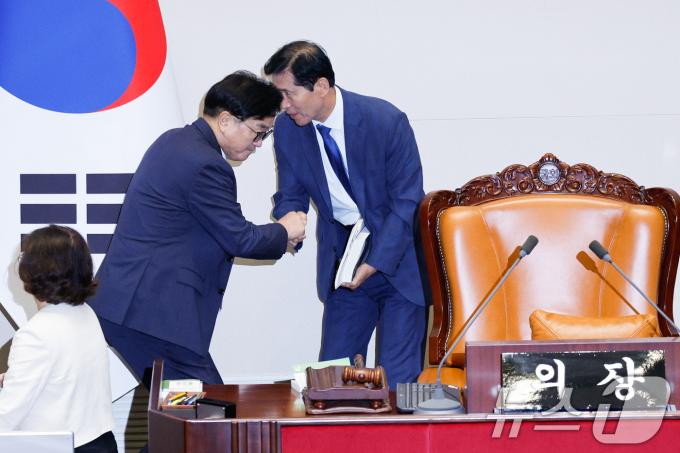 [사진] 교대하는 우원식·이학영