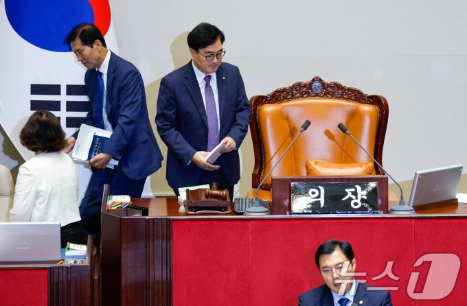 [사진] 교대하는 우원식·이학영