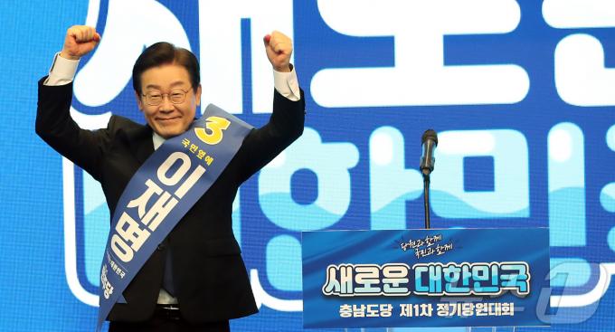 [사진] 인사하는 이재명  민주당 당대표 후보