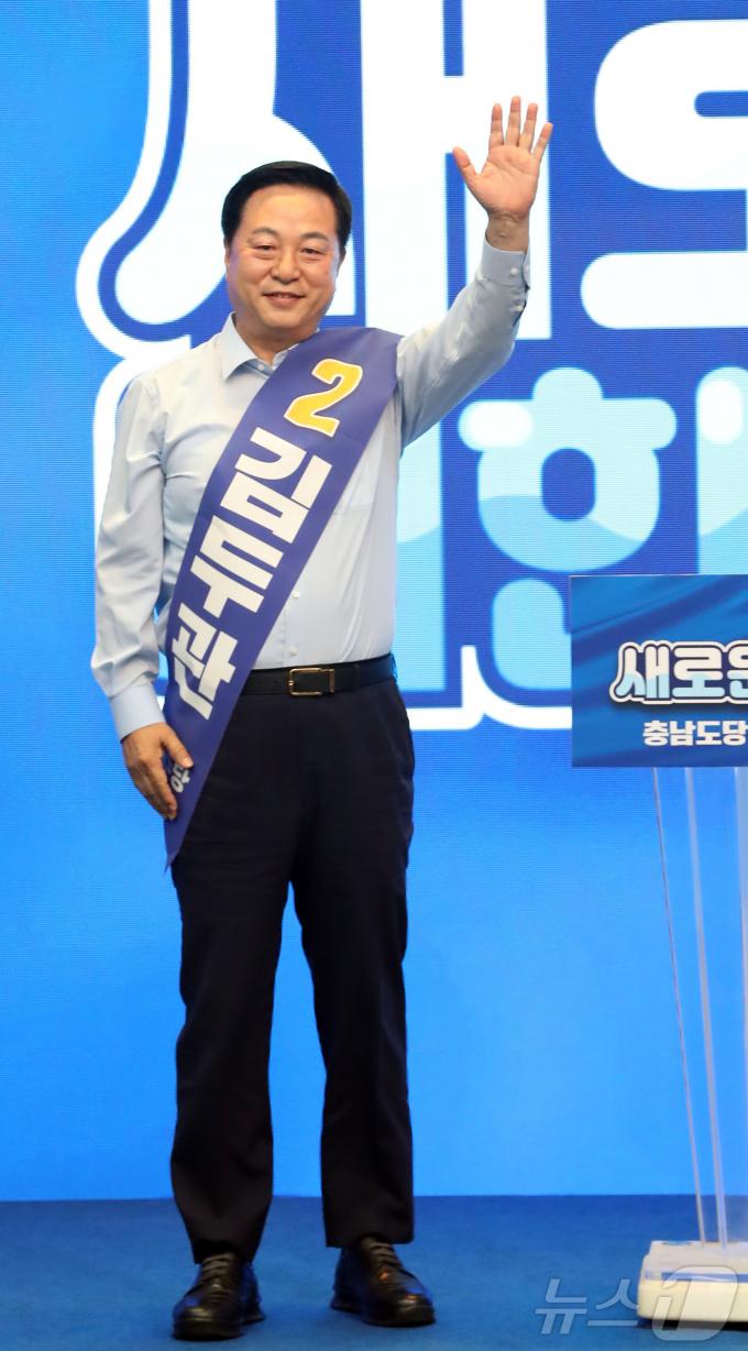 [사진] 인사하는 김두관 민주당 당대표 후보