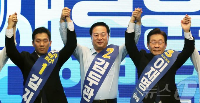 [사진] 인사하는 민주당 당대표 후보