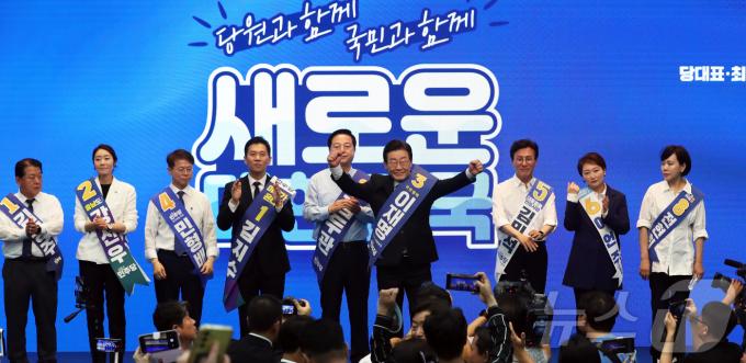 [사진] 인사하는 이재명 민주당 당대표 후보