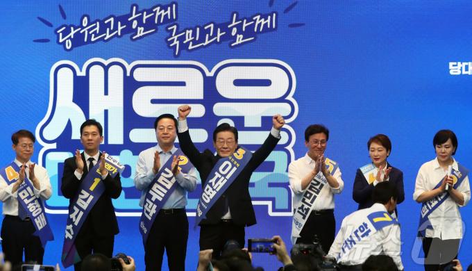 [사진] 인사하는 이재명 민주당 당대표 후보