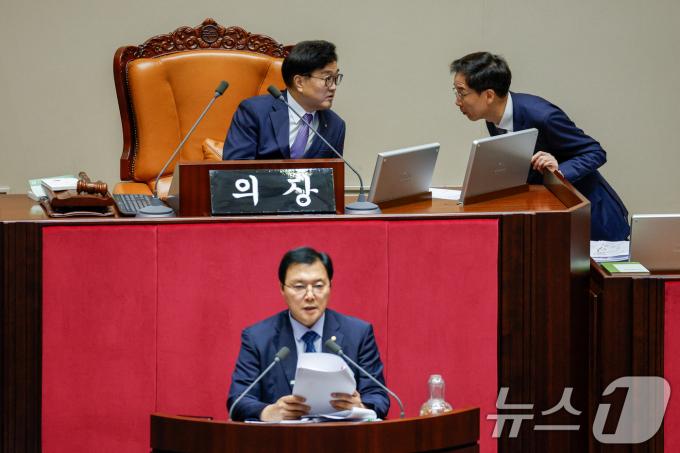 [사진] 사회보는 우원식 의장