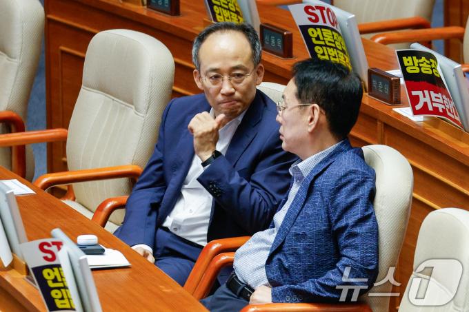 [사진] 대화하는 추경호·김도읍