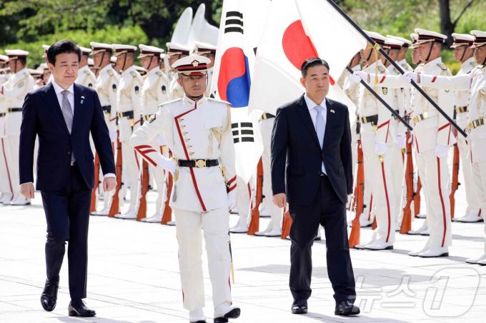 [사진] 한일 국방장관 의장대 사열