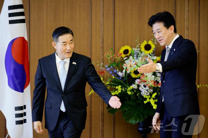 [사진] 한국-일본 국방장관 회의 참석하는 신원식과 기하라