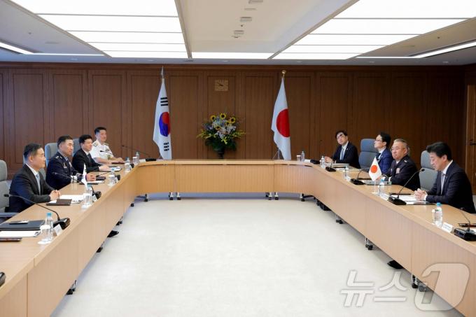 [사진] 日서 회담하는 신원식 국방과 기하라 일본 방위상