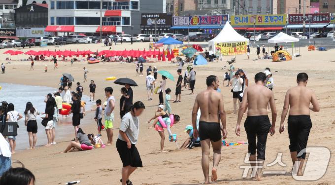[사진] '휴가철 맞아 을왕리 해수욕장 찾은 시민들'