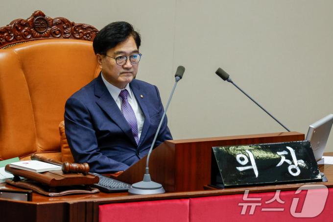 우원식 국회의장이 28일 오전 서울 여의도 국회 본회의장에서 방송문화진흥회법(방문진법) 개정안에 찬성하는 조계원 더불어민주당 의원의 무제한 토론(필리버스터) 중 사회를 보고 있다. 국민의힘 소속 주호영 부의장이 방송4법 무제한 토론에 대한 본회의 사회를 거부하면서 우 의장과 민주당 소속 이학영 부의장이 3시간씩 교대로 사회를 보고 있다. 2024.7.28/뉴스1 ⓒ News1 안은나 기자