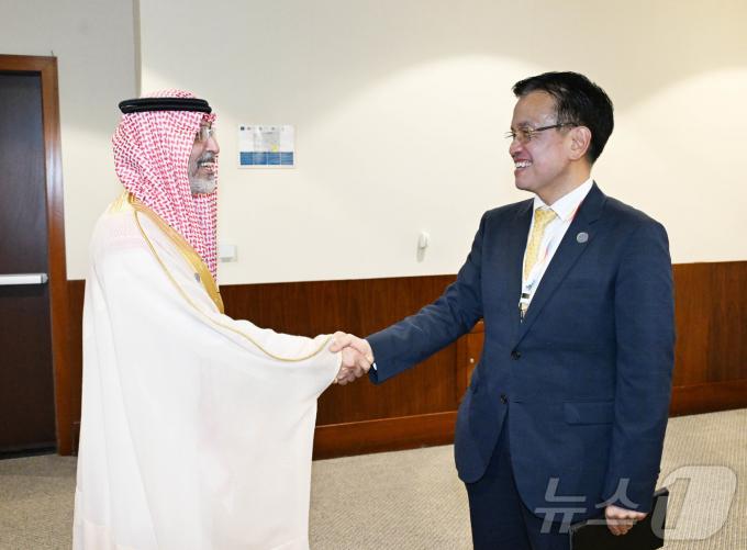 [사진] 최상목 부총리, 모하메드 빈 압둘라 알-자단 사우디 재무장관과 면담