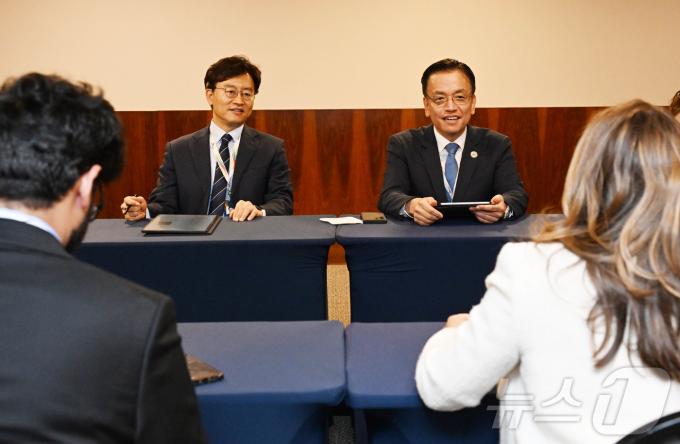 [사진] 최상목 부총리, 캐나다 크리스타아 프리랜드 재무장관과 면담
