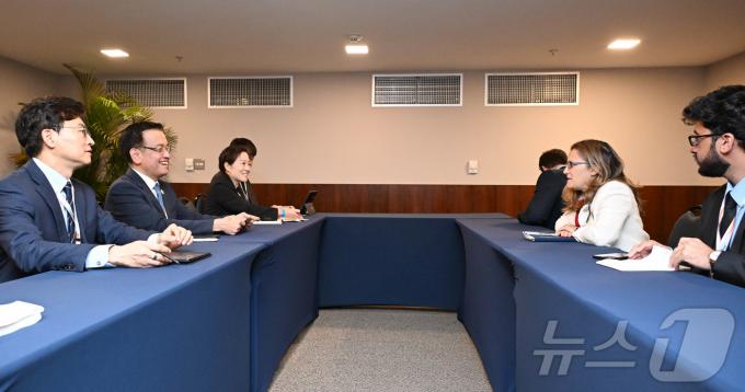 [사진] 최상목 부총리, 캐나다 크리스타아 프리랜드 재무장관과 면담