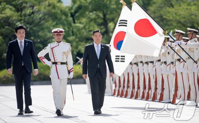 [사진] 도쿄서 한일 국방장관 의장대 사열