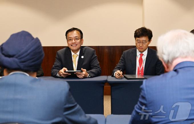 [사진] 아제이 방가 WB(세계은행)총재와 면담하는 최상목 부총리