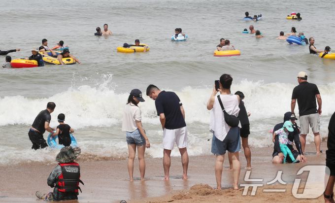 [사진] '해수욕장서 물놀이 즐기는 시민들'