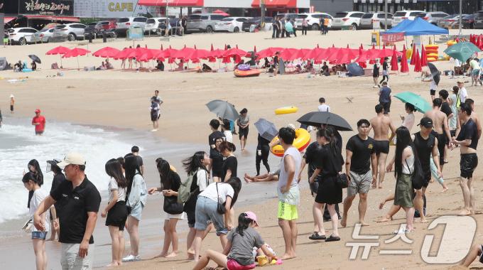 [사진] '북적이는 을왕리 해수욕장'