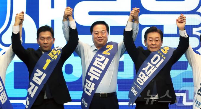 28일 오전 충남 공주시 충남교통연수원에서 열린 전국당원대회 충남지역 당대표·최고위원 후보 합동연설회에서 김지수, 김두관, 이재명 당대표 후보가 손을 맞잡고 인사하고 있다. 2024.7.28/뉴스1 ⓒ News1 김기남 기자