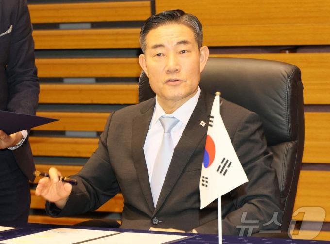 [사진] 한미일 국방 회의서 합의문 서명하는 신원식 국방