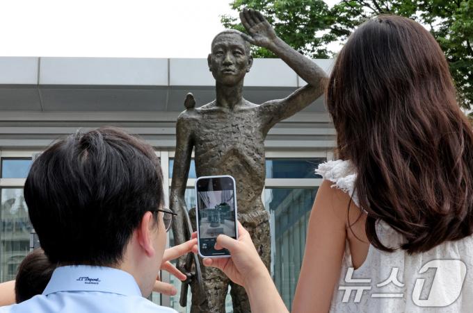 [사진] 유네스코 유산 등재된 日사도광산, '역사는 중요해'