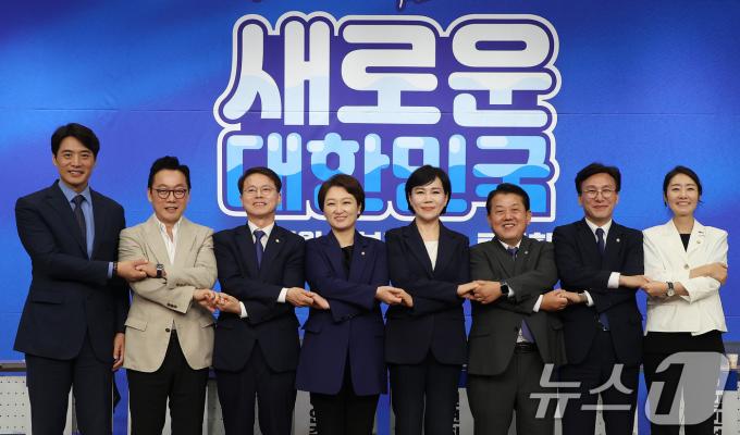한준호(왼쪽부터), 정봉주, 민형배, 이언주, 전현희, 김병주, 김민석, 강선우 더불어민주당 최고위원 후보. 뉴스1 ⓒ News1 국회사진취재단