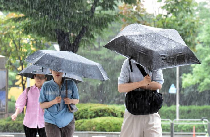 장마전선이 북상하면서 한반도 곳곳에 장대비가 쏟아지는 2일 서울 송파구 올림픽로 일대에서 시민들이 우산을 쓴채 이동하고 있다./사진=머니S