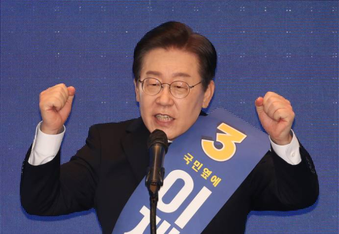 이재명 더불어민주당 대표 후보가 28일 충남 공주 충남교통연수원에서 열린 더불어민주당 당대표 및 최고위원 선출을 위한 합동연설회에서 정견발표를 하고 있다./사진=뉴시스