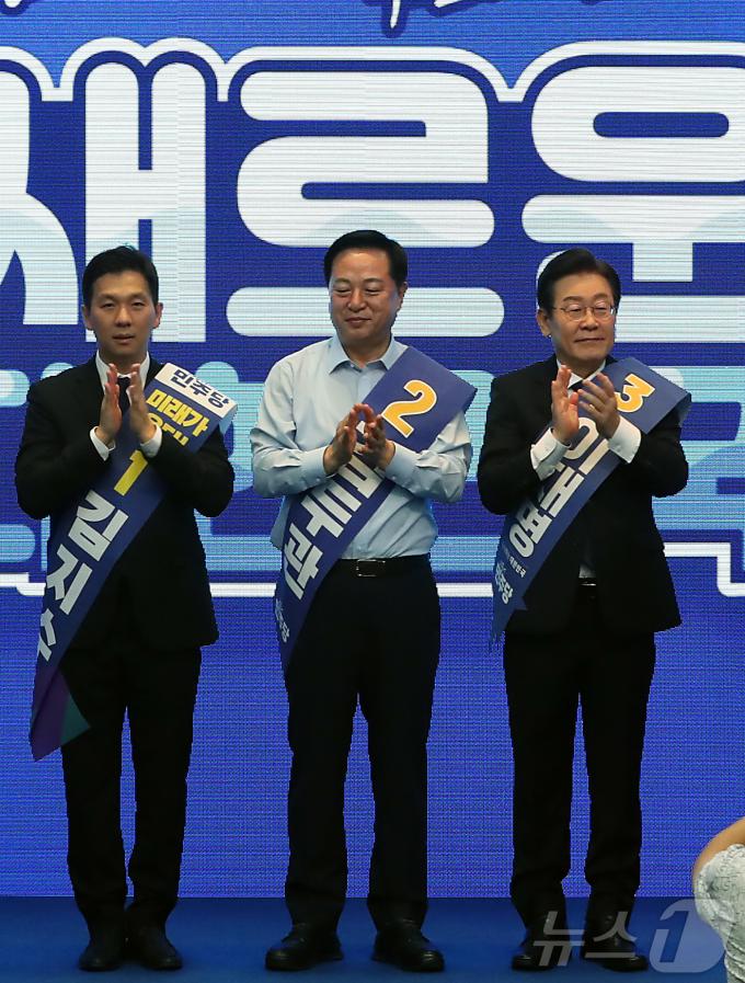 [사진] 더불어민주당 당원들에게 박수 보내는 당대표 후보들