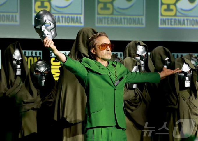 27일(현지시간) 미국 샌디에이고에서 열린 코믹 박람회 무대에 오른 로버트 다우니 주니어 ⓒ AFP=뉴스1