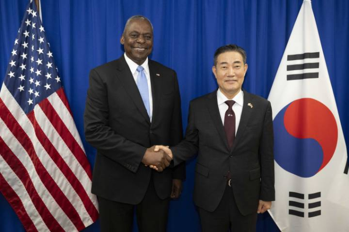 신원식 국방부 장관이 28일 일본 도쿄에서 열린 한미 국방장관회담에서 로이드 오스틴 미국 국방장관과 만나 기념 촬영하고 있다./사진=국방부