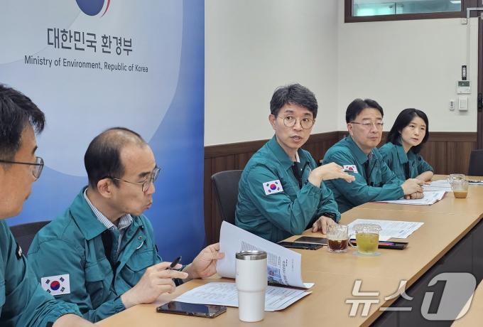 [사진] 김완섭 환경장관, 홍수·폭염 대응방안 현안점검 회의