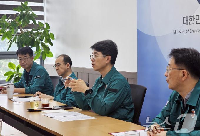 [사진] 김완섭 환경장관, 홍수·폭염 대응방안 현안점검 회의