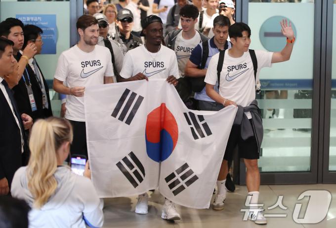 [사진] 태극기 펼치며 입국하는 손흥민과 토트넘