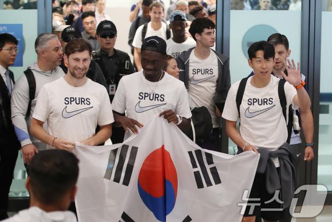 [사진] 태극기 든 손흥민과 토트넘 선수단