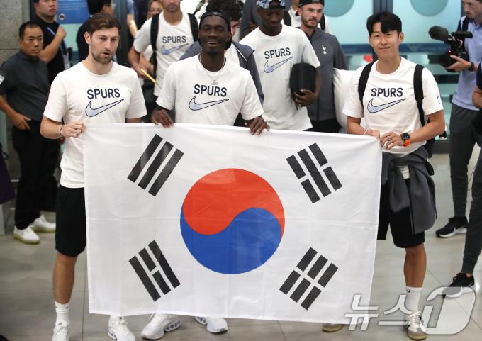 [사진] 태극기 펼친 손흥민 '토트넘과 함께'