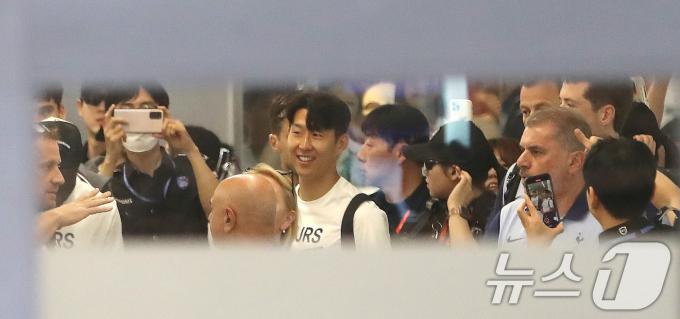 [사진] 입국장 들어서는 손흥민과 포스테코글루 감독