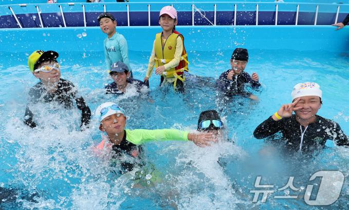 [사진] 더위 날리는 물놀이