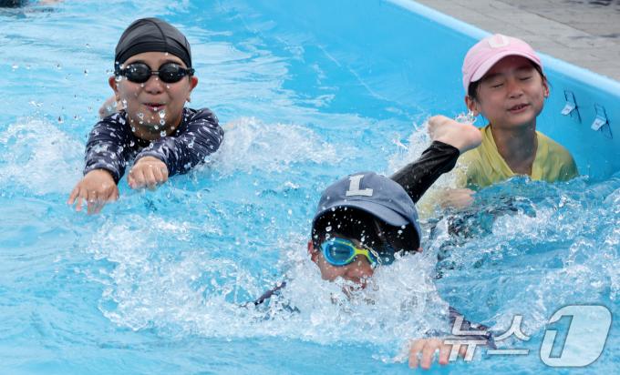 [사진] 물장구와 함께 신난 동심