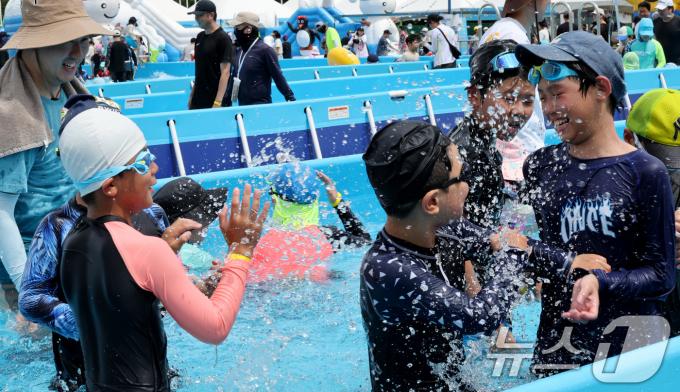 [사진] 신나는 물장구