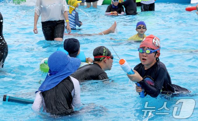 [사진] 내 물총 사격 솜씨 볼래