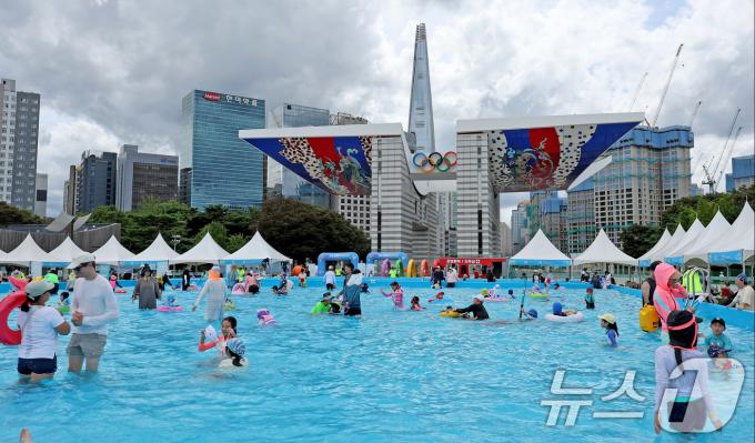 [사진] 다시 찾아온 폭염, 올림픽공원에 개장한 물놀이장