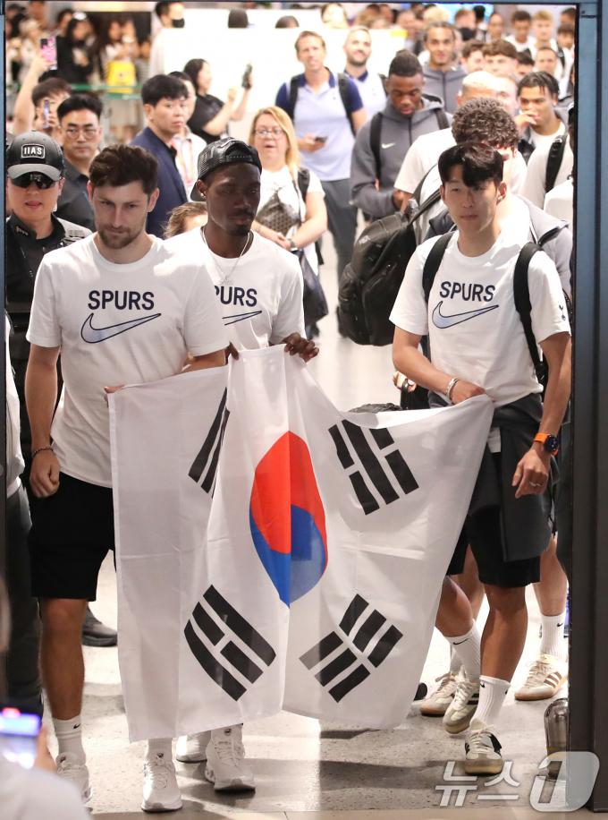 [사진] 태극기 든 손흥민·비수마·벤 데이비스