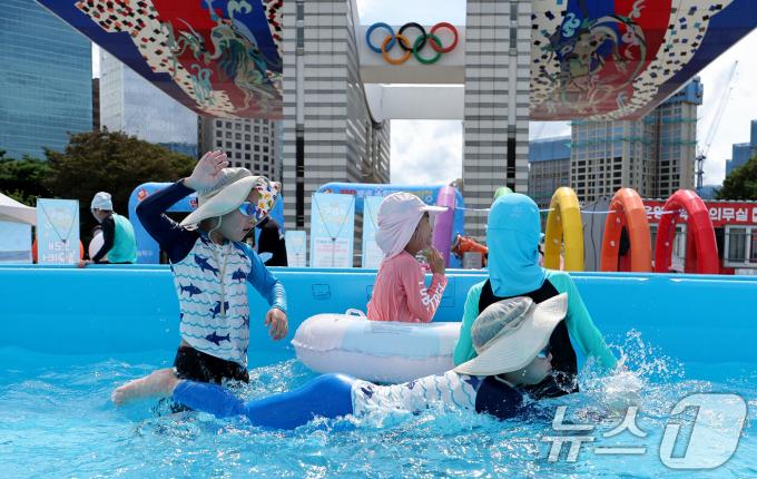 [사진] 물놀이로 식히는 더위