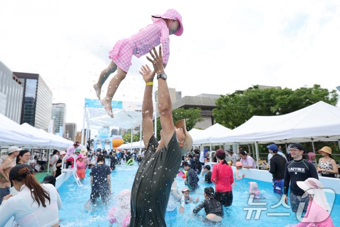 [사진] 아빠와 함께하는 신나는 물놀이