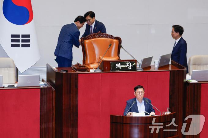 [사진] 교대하는 우원식·이학영