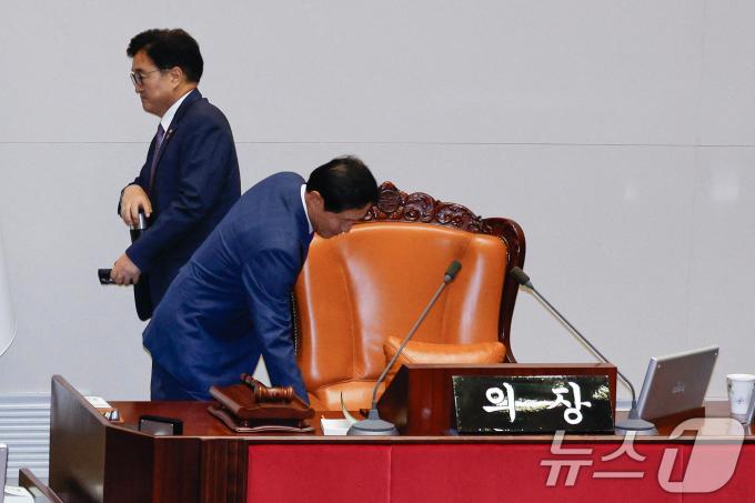 [사진] 교대하는 우원식 의장·이학영 부의장